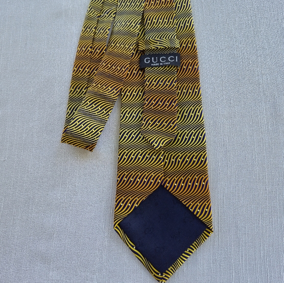 Gucci Silk Tie Made in Italy , Classic Wide Blade Gold & Navy Geometric Pattern - Picture 1 of 6
